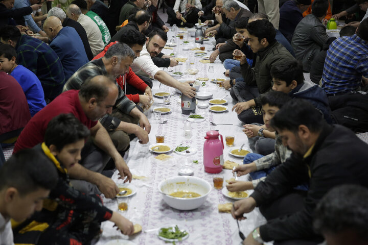 گزارش تصویری | سفره آسمانی به نیت شهدا