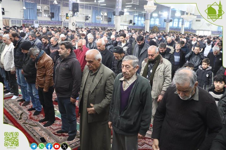 تقرير مصور/ صلاة الجمعة في حرم السيدة "زينب" (ع) بالعاصمة السورية