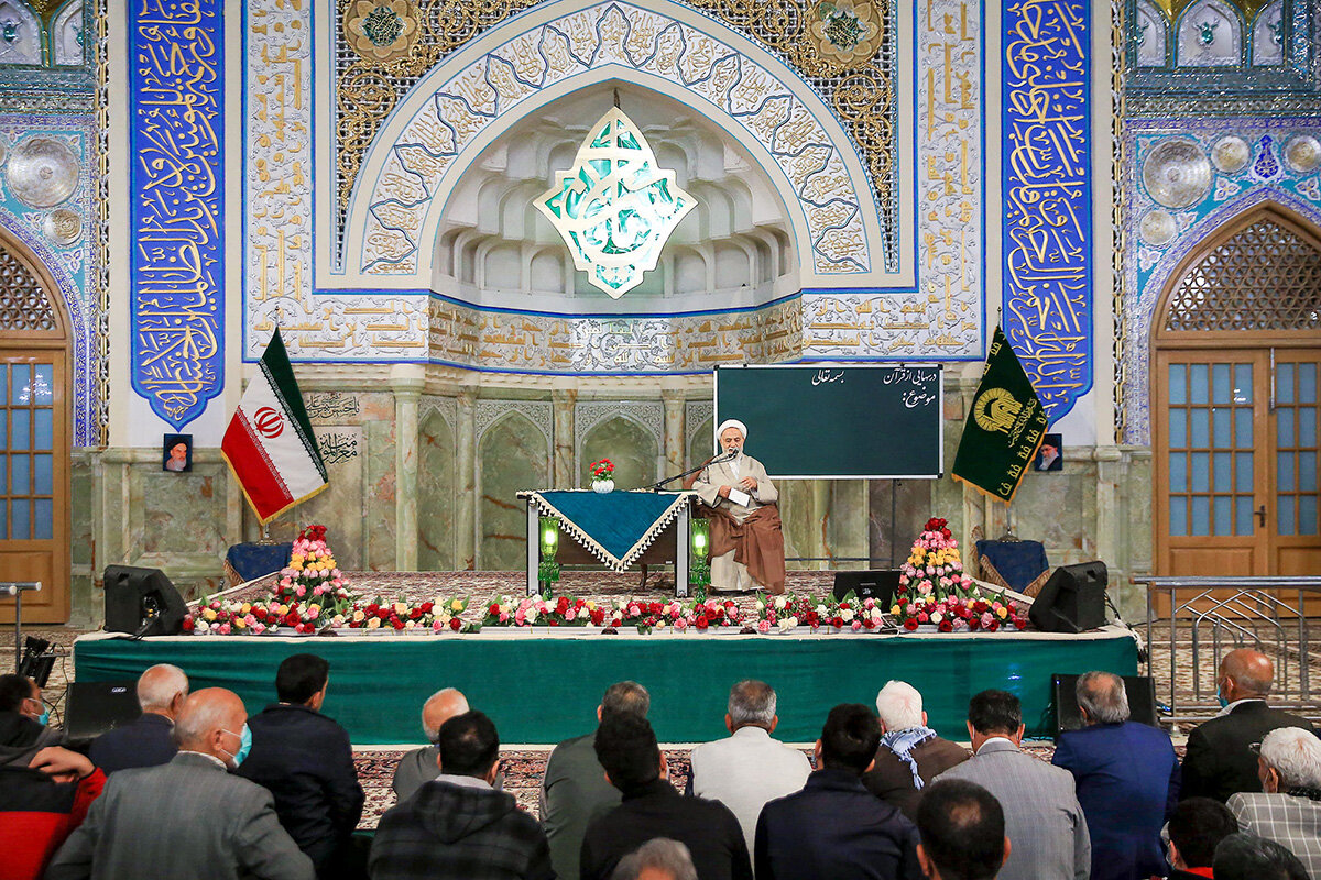 اجرای برنامه «درس‌هایی از قرآن» با حضور حجت‌الاسلام قرائتی در حرم رضوی(ع)