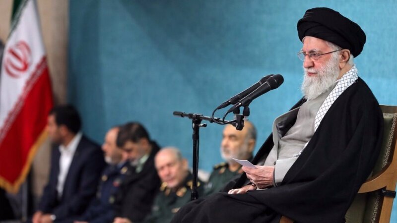 Penjelasan Ayatullah Khamenei tentang Perilaku Barat: Kebohongan Atas Nama Arus Informasi Bebas