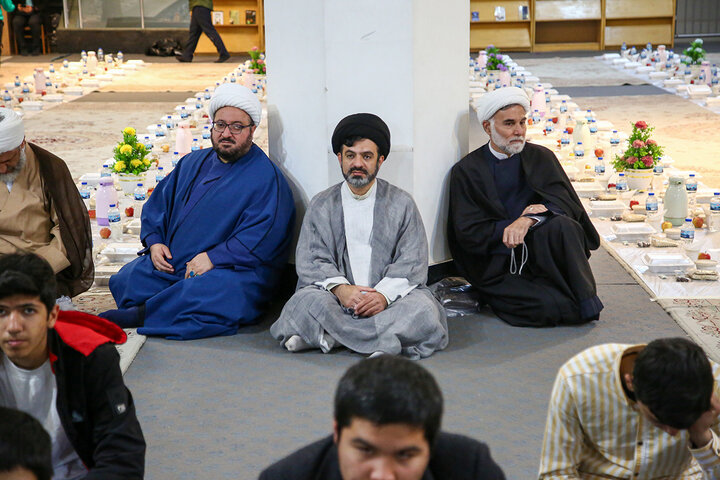 گزارش تصویری | دورهمی قرآنیان قم در ضیافت افطاری حرم حضرت معصومه(س)