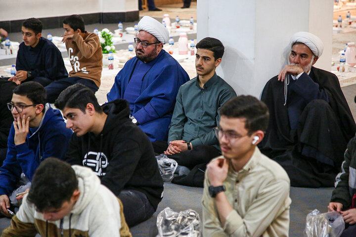 گزارش تصویری | دورهمی قرآنیان قم در ضیافت افطاری حرم حضرت معصومه(س)