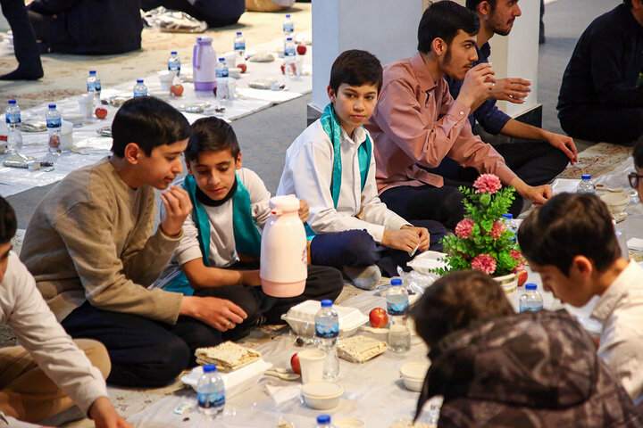 گزارش تصویری | دورهمی قرآنیان قم در ضیافت افطاری حرم حضرت معصومه(س)