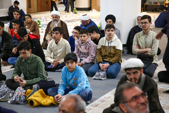 گزارش تصویری | دورهمی قرآنیان قم در ضیافت افطاری حرم حضرت معصومه(س)