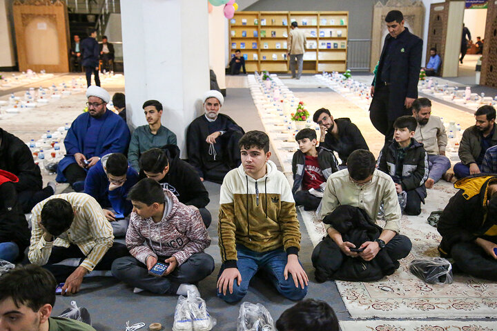 گزارش تصویری | دورهمی قرآنیان قم در ضیافت افطاری حرم حضرت معصومه(س)