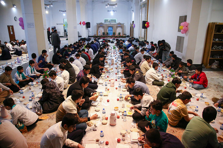 گزارش تصویری | دورهمی قرآنیان قم در ضیافت افطاری حرم حضرت معصومه(س)