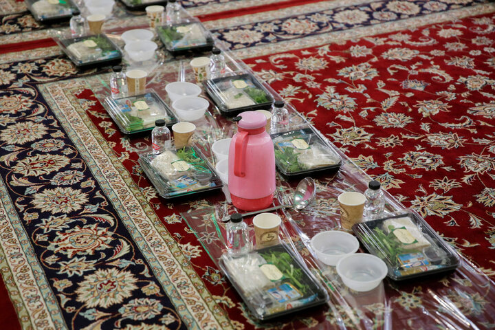 گزارش تصویری | ضیافت افطاری 2000 دانش‌آموزان دختر مشهدی