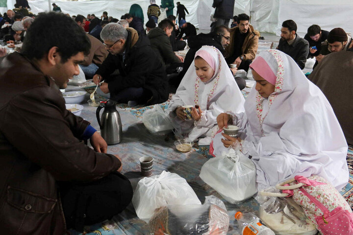 Rapora vîdyoyê | Merasîma îftarê ya li mezargeha Îmam Rezewî (S.X)