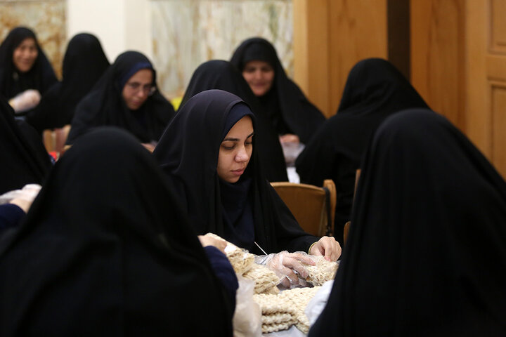 گزارش تصویری | بسته‌بندی افطاری ساده حرم مطهر با فعالیت بیش از ۲۴۰ خادم