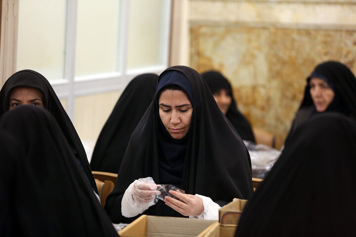 گزارش تصویری | بسته‌بندی افطاری ساده حرم مطهر با فعالیت بیش از ۲۴۰ خادم