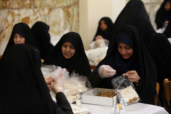 گزارش تصویری | بسته‌بندی افطاری ساده حرم مطهر با فعالیت بیش از ۲۴۰ خادم