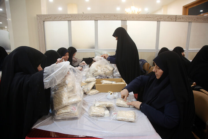 گزارش تصویری | بسته‌بندی افطاری ساده حرم مطهر با فعالیت بیش از ۲۴۰ خادم