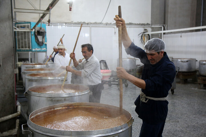 گزارش تصویری | بسته‌بندی افطاری ساده حرم مطهر با فعالیت بیش از ۲۴۰ خادم