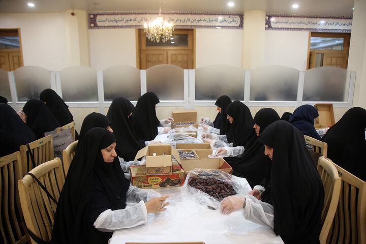 گزارش تصویری | بسته‌بندی افطاری ساده حرم مطهر با فعالیت بیش از ۲۴۰ خادم