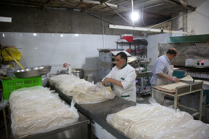 گزارش تصویری | بسته‌بندی افطاری ساده حرم مطهر با فعالیت بیش از ۲۴۰ خادم