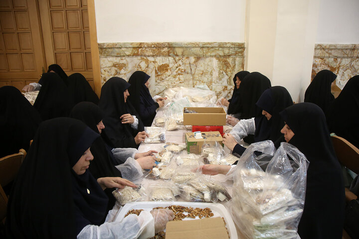 گزارش تصویری | بسته‌بندی افطاری ساده حرم مطهر با فعالیت بیش از ۲۴۰ خادم