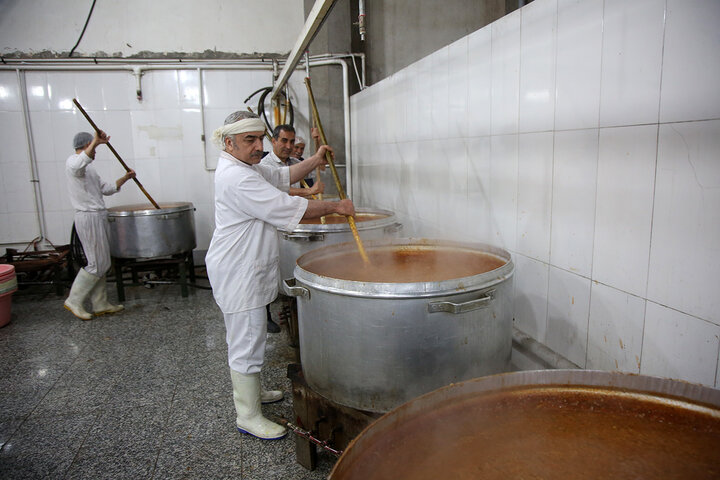 گزارش تصویری | بسته‌بندی افطاری ساده حرم مطهر با فعالیت بیش از ۲۴۰ خادم