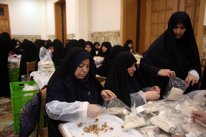 گزارش تصویری | بسته‌بندی افطاری ساده حرم مطهر با فعالیت بیش از ۲۴۰ خادم