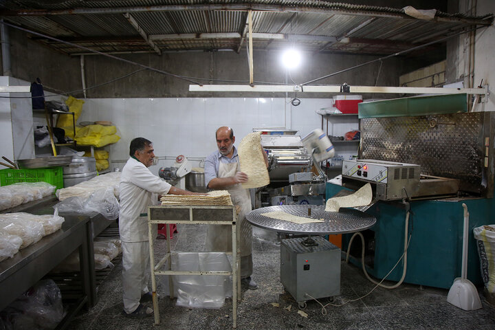 گزارش تصویری | بسته‌بندی افطاری ساده حرم مطهر با فعالیت بیش از ۲۴۰ خادم