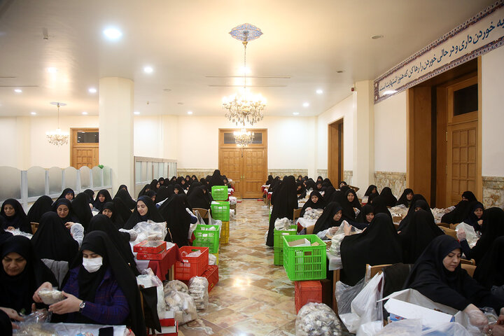 گزارش تصویری | بسته‌بندی افطاری ساده حرم مطهر با فعالیت بیش از ۲۴۰ خادم