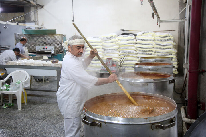 گزارش تصویری | بسته‌بندی افطاری ساده حرم مطهر با فعالیت بیش از ۲۴۰ خادم