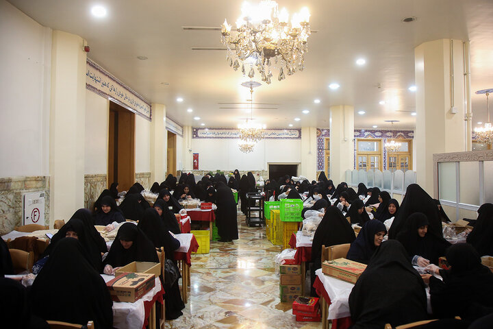 گزارش تصویری | بسته‌بندی افطاری ساده حرم مطهر با فعالیت بیش از ۲۴۰ خادم