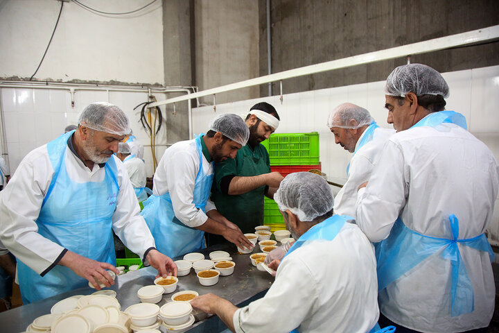 گزارش تصویری | بسته‌بندی افطاری ساده حرم مطهر با فعالیت بیش از ۲۴۰ خادم