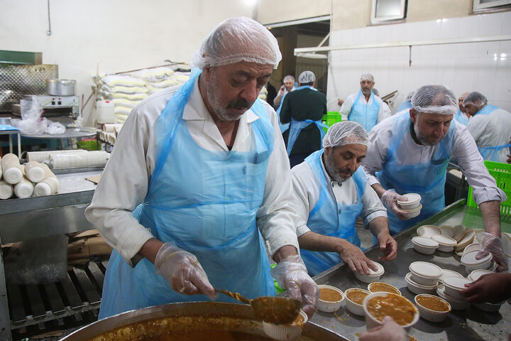 گزارش تصویری | بسته‌بندی افطاری ساده حرم مطهر با فعالیت بیش از ۲۴۰ خادم