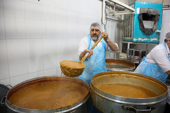 گزارش تصویری | بسته‌بندی افطاری ساده حرم مطهر با فعالیت بیش از ۲۴۰ خادم