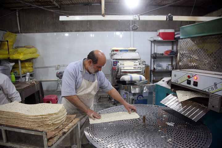 گزارش تصویری | بسته‌بندی افطاری ساده حرم مطهر با فعالیت بیش از ۲۴۰ خادم