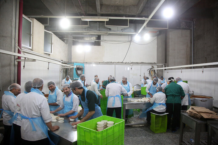 گزارش تصویری | بسته‌بندی افطاری ساده حرم مطهر با فعالیت بیش از ۲۴۰ خادم