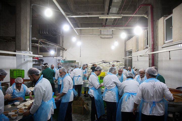 گزارش تصویری | بسته‌بندی افطاری ساده حرم مطهر با فعالیت بیش از ۲۴۰ خادم