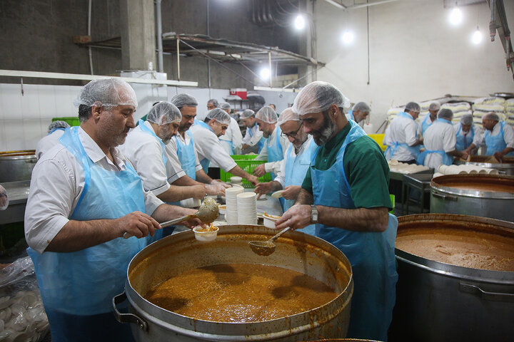 گزارش تصویری | بسته‌بندی افطاری ساده حرم مطهر با فعالیت بیش از ۲۴۰ خادم