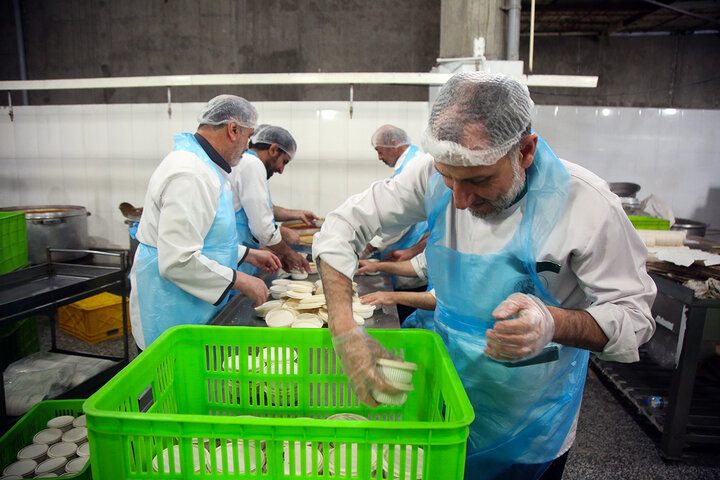 گزارش تصویری | بسته‌بندی افطاری ساده حرم مطهر با فعالیت بیش از ۲۴۰ خادم