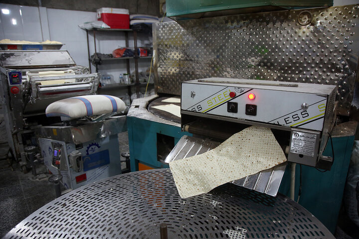 گزارش تصویری | بسته‌بندی افطاری ساده حرم مطهر با فعالیت بیش از ۲۴۰ خادم