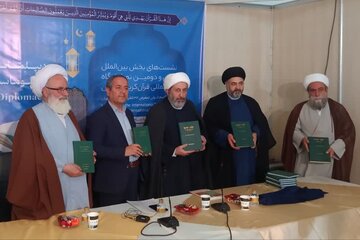 ترجمه هندی قرآن و منتخب آیات به انگلیسی در نمایشگاه بین‌المللی قرآن رونمایی شد