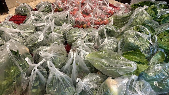 تقرير مصور/ توزيع حصص غذائية وتموينية ووجبات الطعام على العوائل الفقيرة في بيروت بمناسبة شهر رمضان