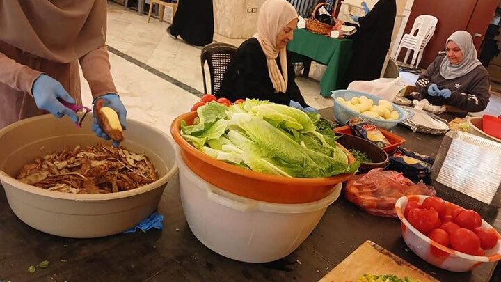 تقرير مصور/ توزيع حصص غذائية وتموينية ووجبات الطعام على العوائل الفقيرة في بيروت بمناسبة شهر رمضان