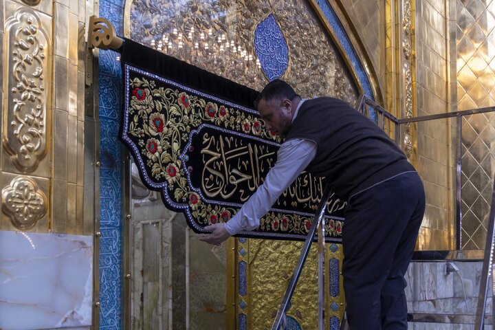 تقرير مصور/ نشر مظاهر السواد ولافتات الحزن في حرم أبي الفضل العباس(ع) بمناسبة شهادة السيدة"خديجة الكبرى"(ع)