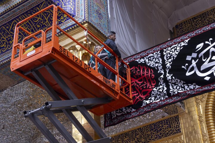 تقرير مصور/ نشر مظاهر السواد ولافتات الحزن في حرم أبي الفضل العباس(ع) بمناسبة شهادة السيدة"خديجة الكبرى"(ع)