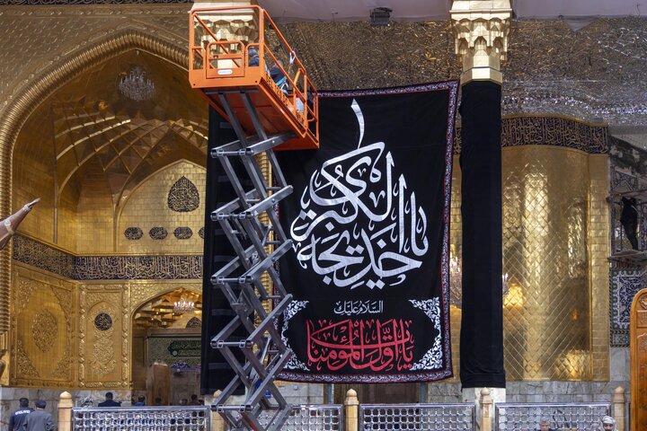 تقرير مصور/ نشر مظاهر السواد ولافتات الحزن في حرم أبي الفضل العباس(ع) بمناسبة شهادة السيدة"خديجة الكبرى"(ع)