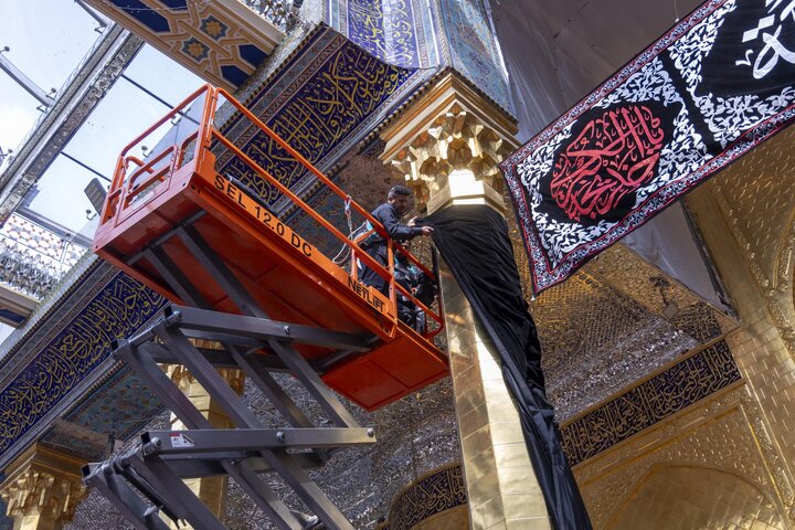 تقرير مصور/ نشر مظاهر السواد ولافتات الحزن في حرم أبي الفضل العباس(ع) بمناسبة شهادة السيدة"خديجة الكبرى"(ع)