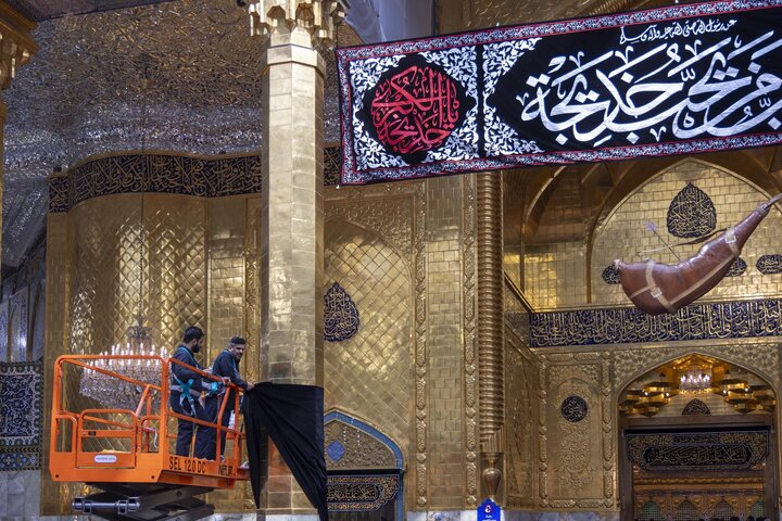 تقرير مصور/ نشر مظاهر السواد ولافتات الحزن في حرم أبي الفضل العباس(ع) بمناسبة شهادة السيدة"خديجة الكبرى"(ع)