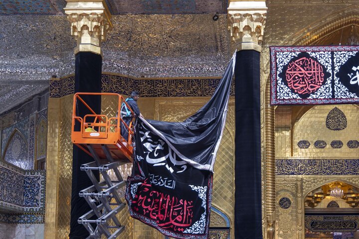 تقرير مصور/ نشر مظاهر السواد ولافتات الحزن في حرم أبي الفضل العباس(ع) بمناسبة شهادة السيدة"خديجة الكبرى"(ع)