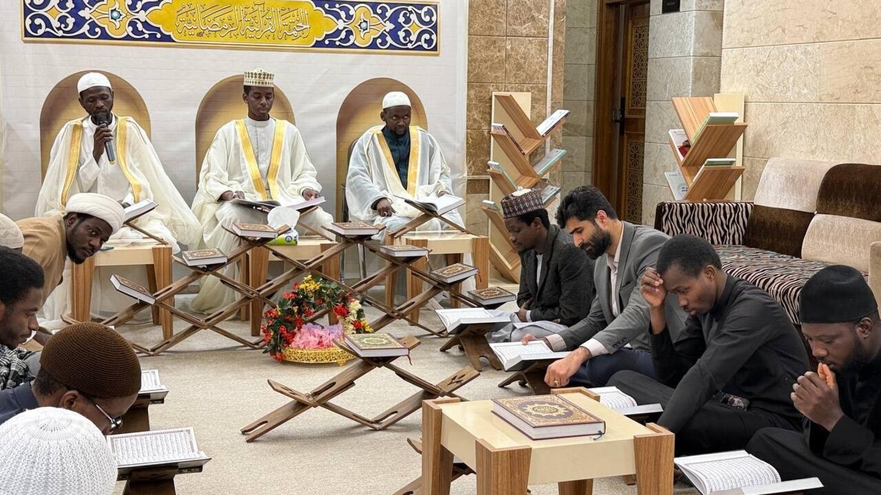 العتبة العباسية تنظم ختمة قرآنية لطلبة العلوم الدينية من الجاليات الإفريقية في النجف الأشرف