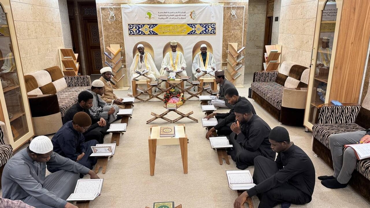 العتبة العباسية تنظم ختمة قرآنية لطلبة العلوم الدينية من الجاليات الإفريقية في النجف الأشرف