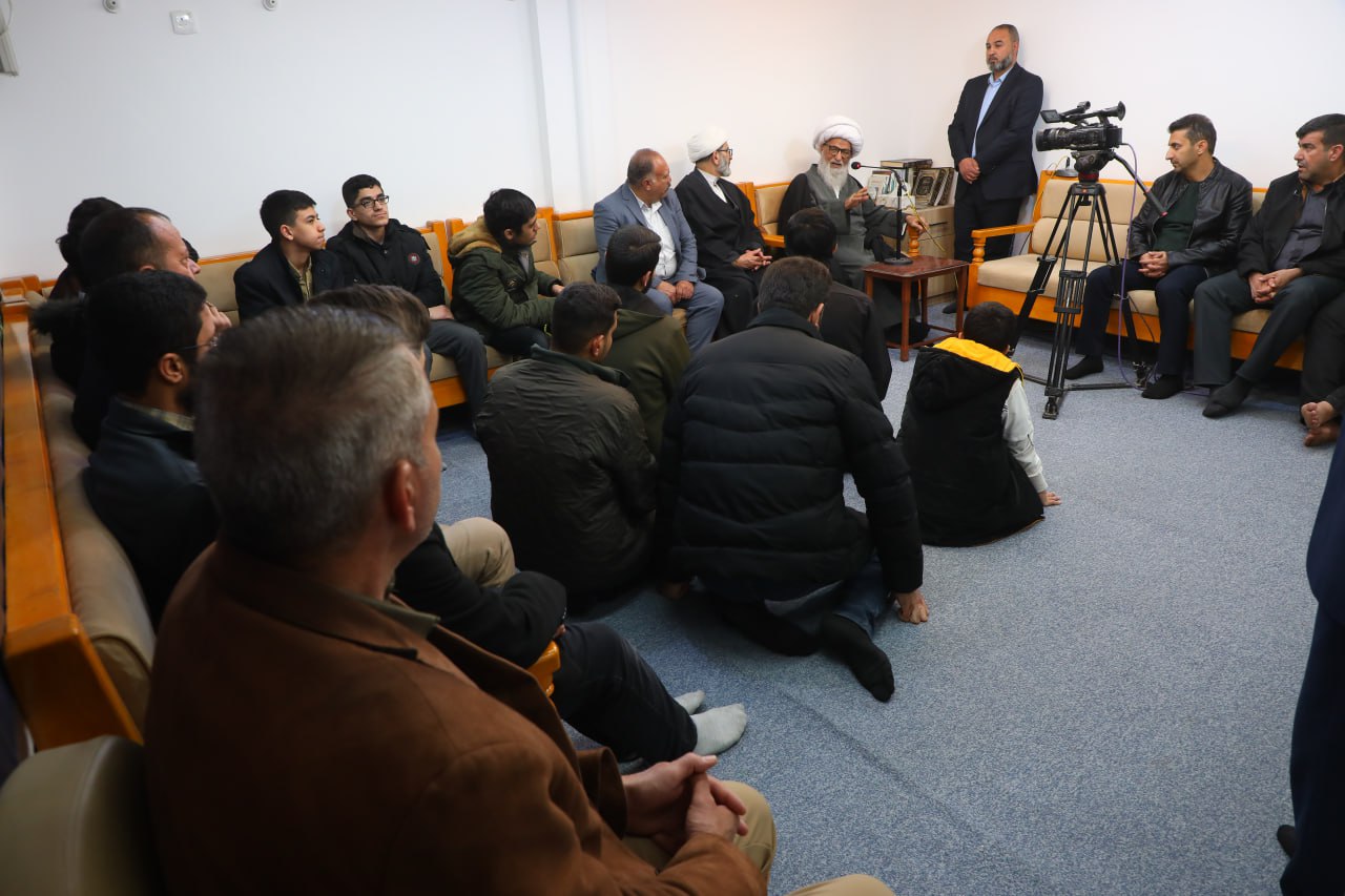 آية الله النجفي يستقبل ممثل آية الله الخامنئي في العراق