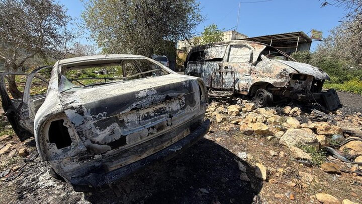 گزارش تصویری | آتش زدن خودروهای فلسطینی از سوی شهرک‌نشینان صهیونیست در کرانه باختری