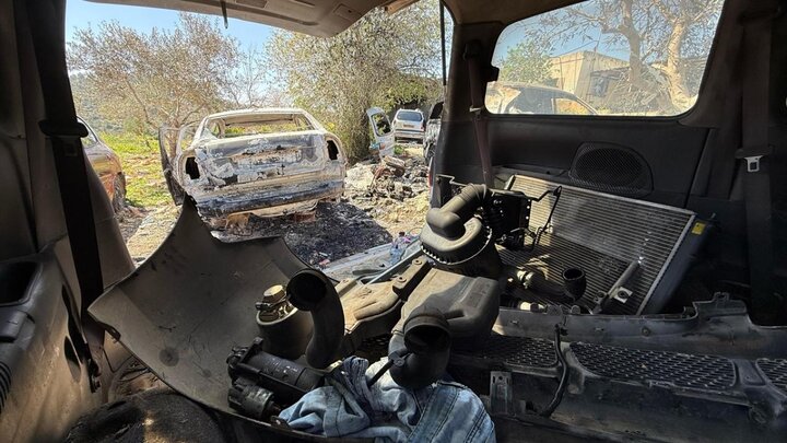 گزارش تصویری | آتش زدن خودروهای فلسطینی از سوی شهرک‌نشینان صهیونیست در کرانه باختری