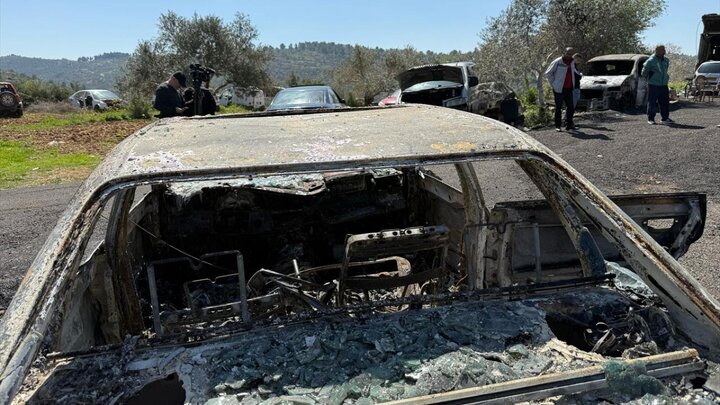 گزارش تصویری | آتش زدن خودروهای فلسطینی از سوی شهرک‌نشینان صهیونیست در کرانه باختری